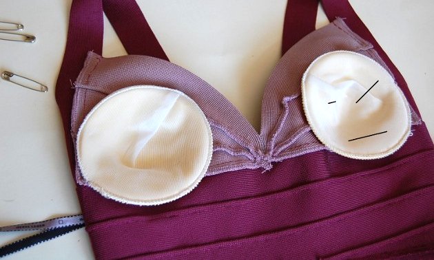 Cómo coser copas a un vestido