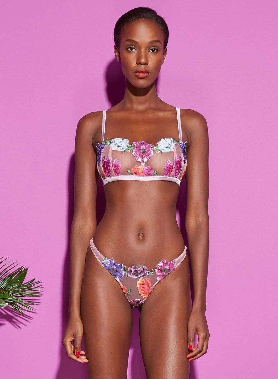 Ropa interior con flores