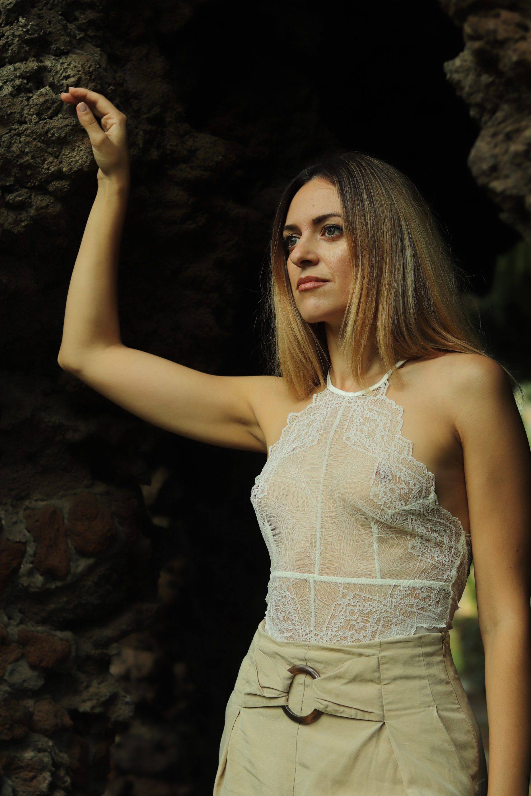 Cómo combinar un body blanco: look con pantalón