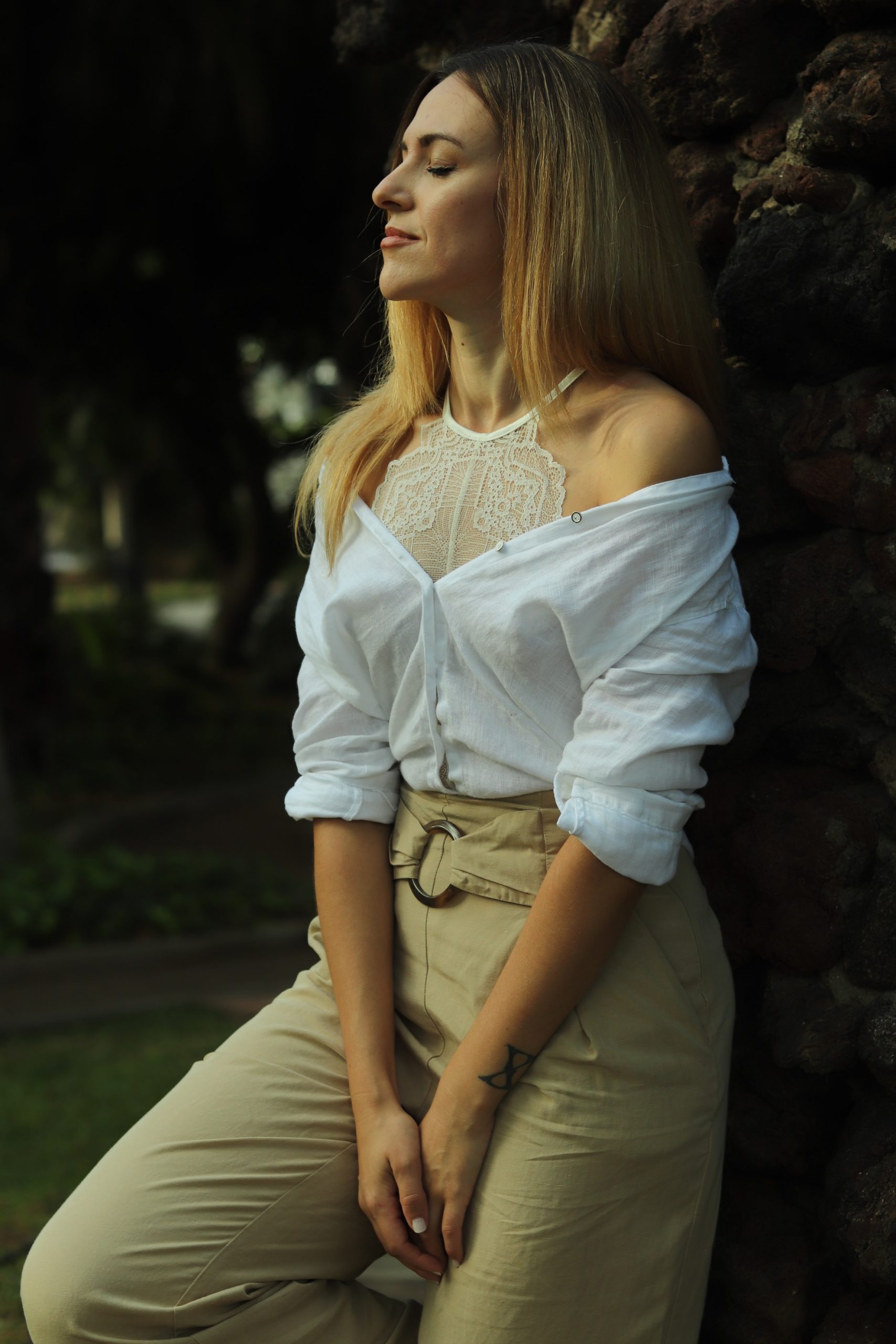 Cómo combinar un body blanco: look con pantalón y camisa blanca