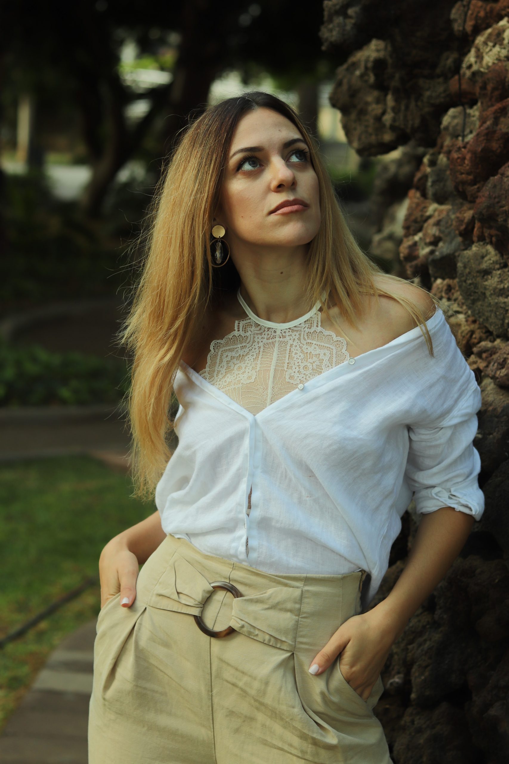 Cómo combinar un body blanco: look con pantalón y camisa blanca