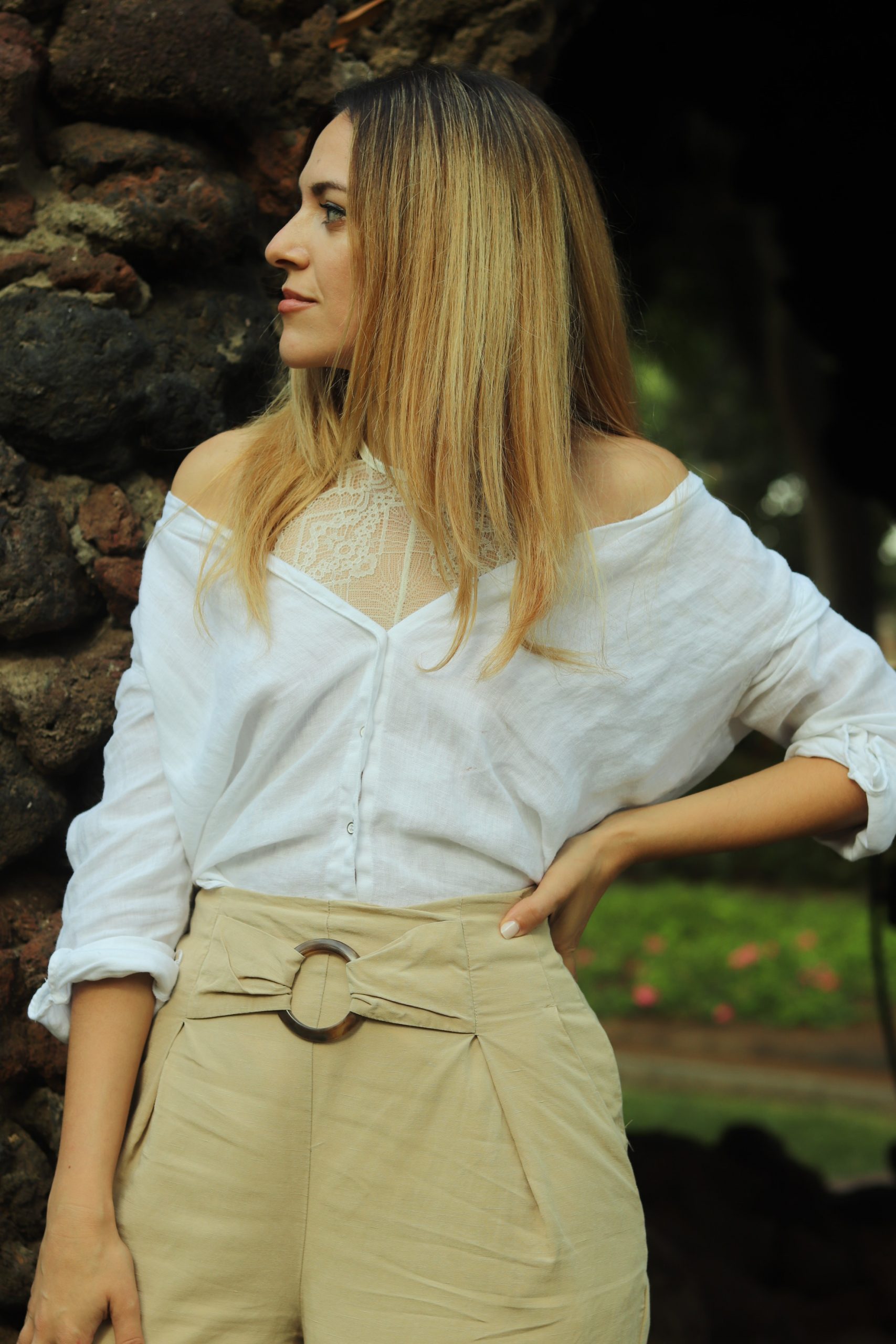 Cómo combinar un body blanco: look con pantalón y camisa blanca