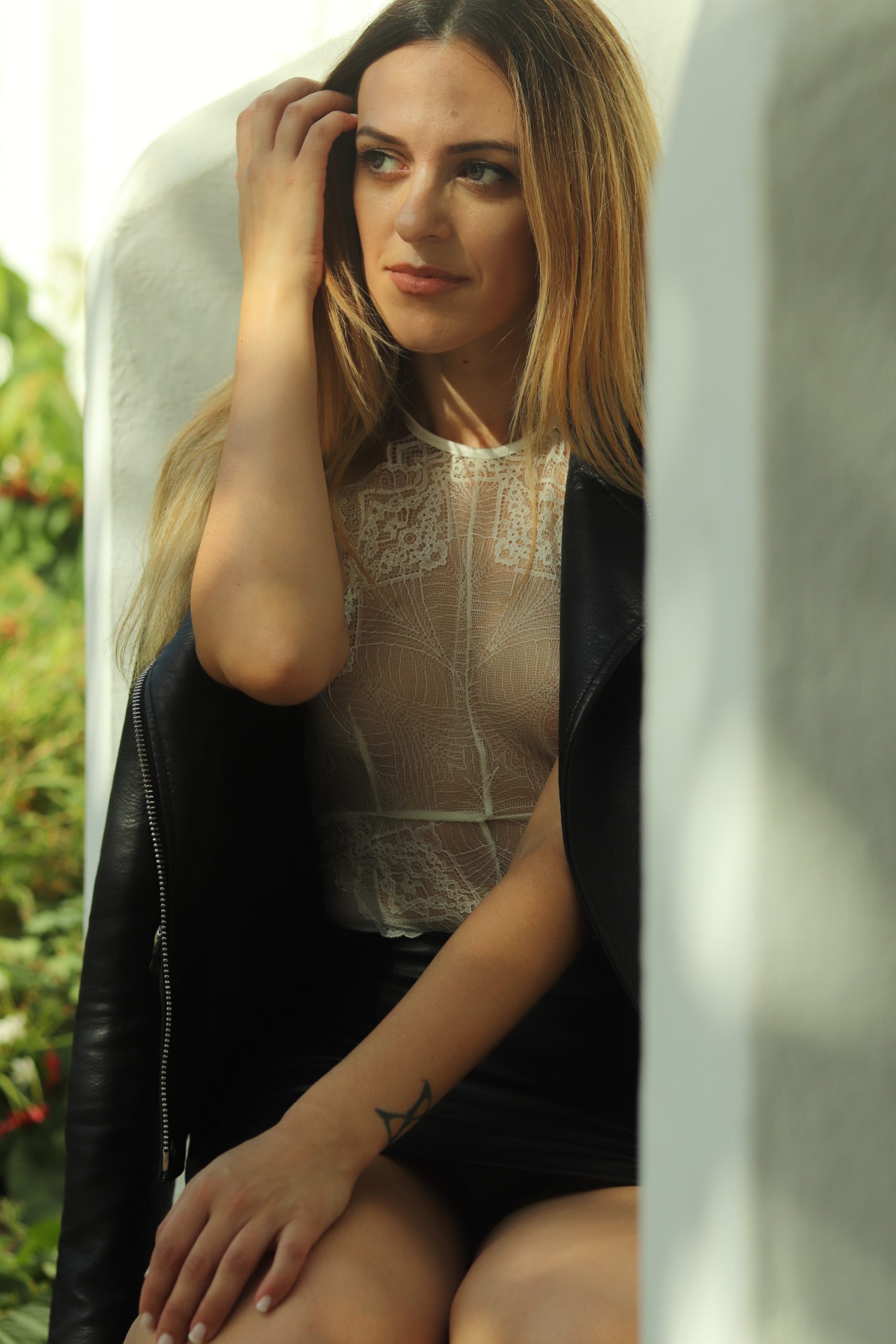 Cómo combinar un body blanco: look con faux leather