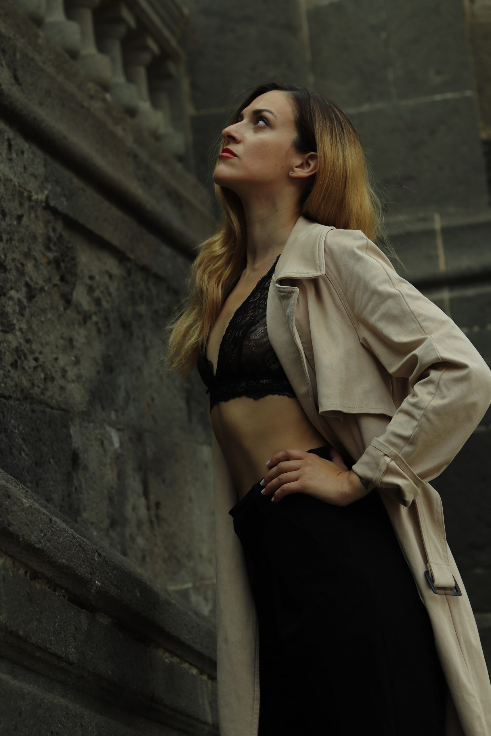 Sujetador bralette de encaje con detalles en los hombros, de Oysho