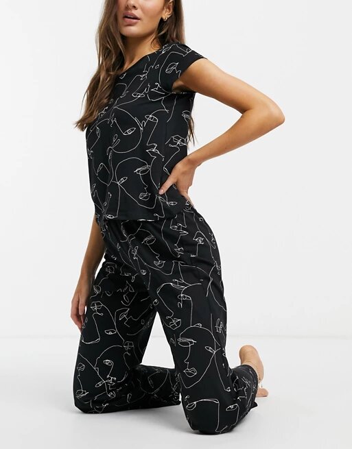 Pijama de temporada con estampado de caras, de Monki