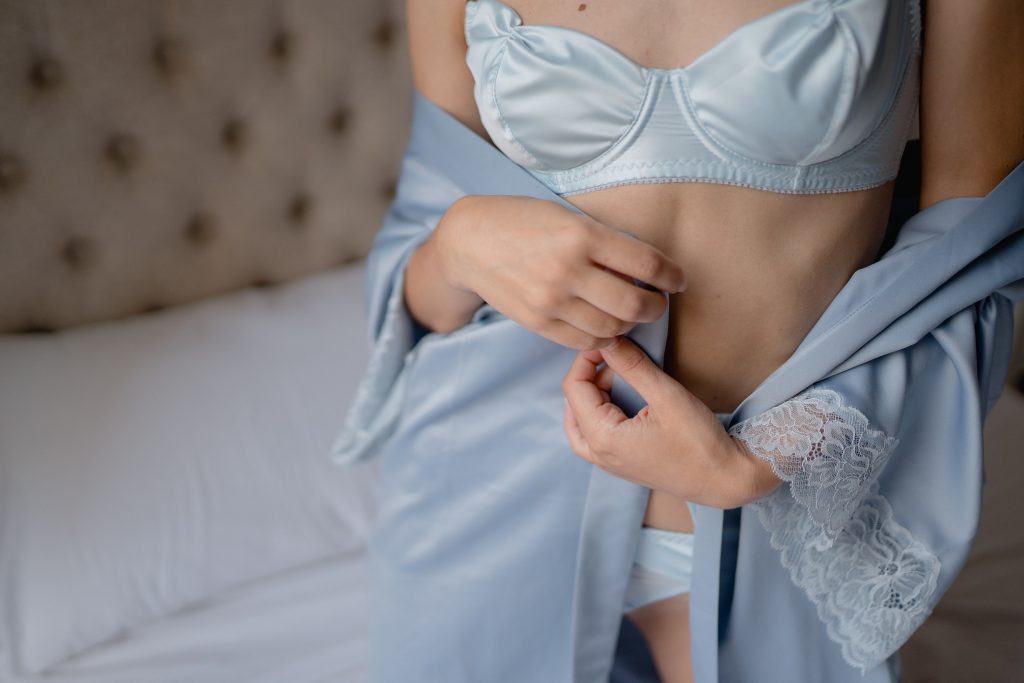 Conjunto Marie Antoinette de Na Na Underwear en color baby blue. Fotografía tomada por Alberto Mahtani.