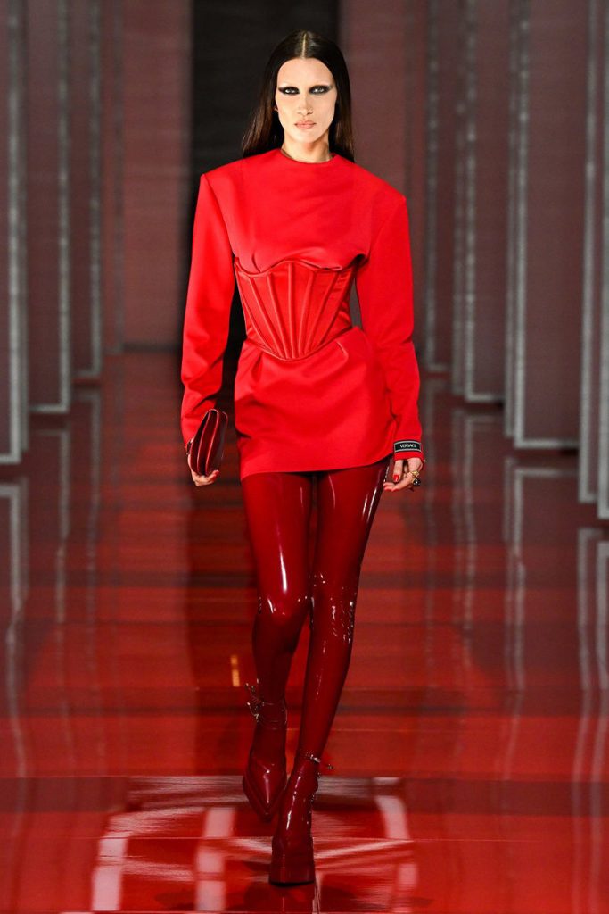 Tendencias otoño 2022: corset (Versace)