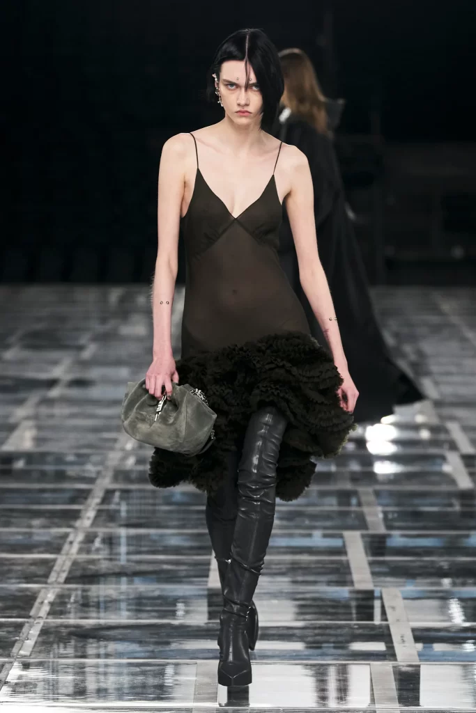 Tendencias otoño 2022: transparencias (Givenchy)