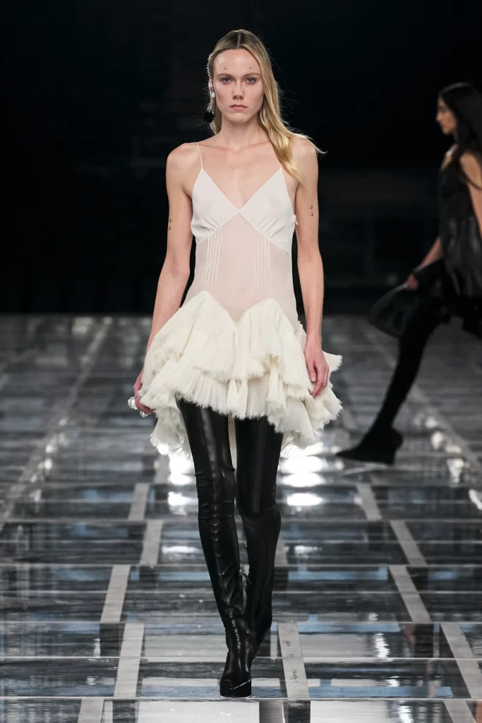 Tendencias otoño 2022: transparencias (Givenchy)